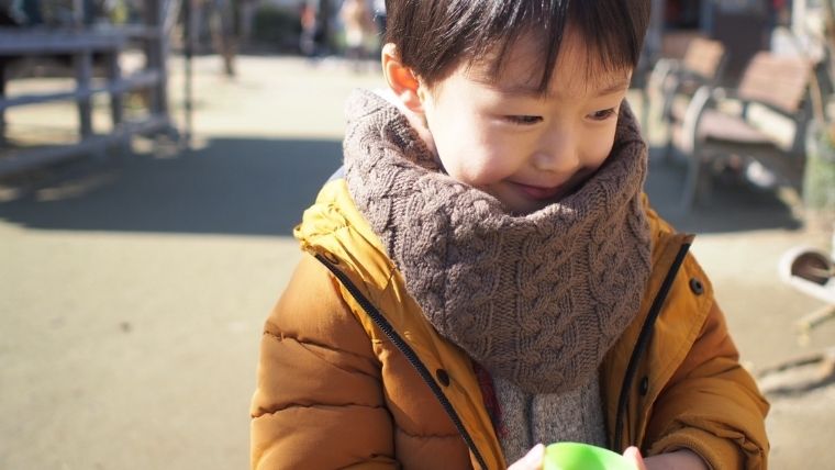 北海道の冬 子供と雪遊びをするならどんな服装がいい 初めての雪国体験は子供も大人もワクワクドキドキですが 転勤などで北海道の冬 を初めて過ごすパパママや 一人目の子育てしているするパパママは 雪遊びする子たちが何を着ているのかわからない という方も 北海道の冬 子供と雪遊びをするならどんな服装がいい 初めての雪国体験は子供も大人もワクワクドキドキですが 転勤などで北海道の冬 を初めて過ごすパパママや 一人目の子育てしているするパパママは 雪遊びする子たちが何を着ているのかわからない という方も